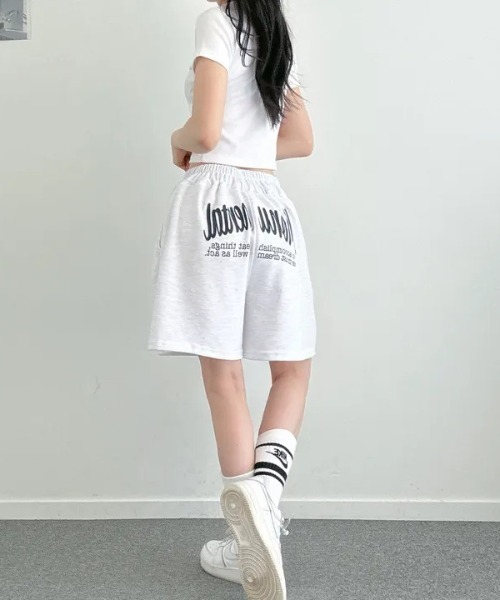Lips（リップス）の「バックロゴがストリート感を演出！ゆったりシルエットのハーフスウェットパンツ（スウェットパンツ・レディース・グレー/ライトグレー/ブラック・FREE）」の16枚目の写真