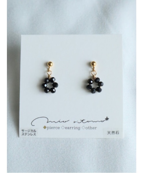 tone(トーン)の「【mio ritomo】ichika ブラックスピネル 小花ピアス(MA)(ピアス(両耳用)・レディース・ゴールド・FREE)」の1枚目の写真