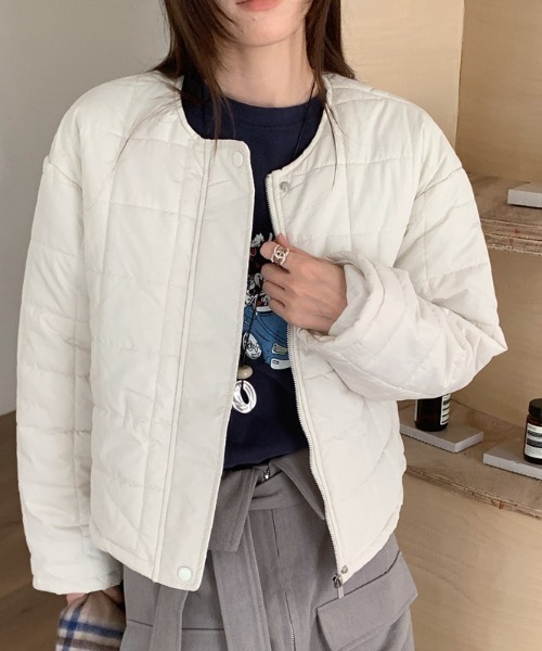 AMAJI(アマジ)の「キルティング スタンドカラー ショート丈 中綿ジャケット(その他アウター・レディース・ベージュ/グレー・FREE)」の2枚目の写真