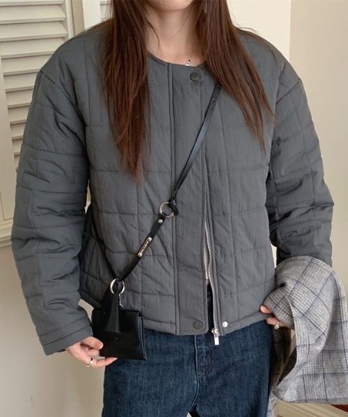 AMAJI(アマジ)の「キルティング スタンドカラー ショート丈 中綿ジャケット(その他アウター・レディース・ベージュ/グレー・FREE)」の1枚目の写真