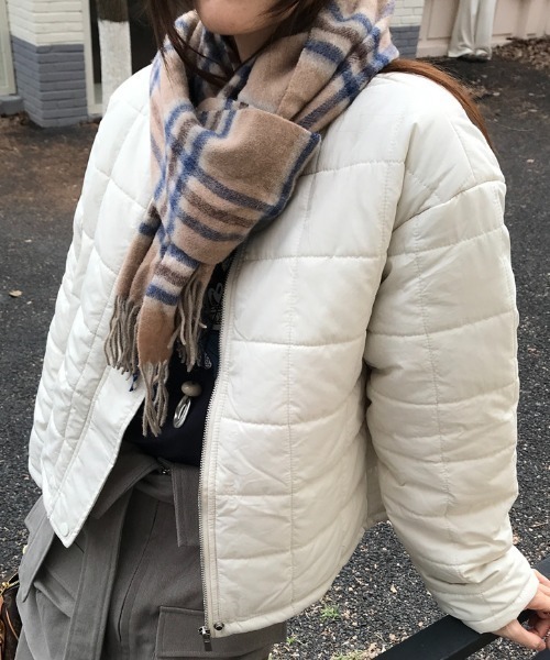 AMAJI(アマジ)の「キルティング スタンドカラー ショート丈 中綿ジャケット(その他アウター・レディース・ベージュ/グレー・FREE)」の3枚目の写真