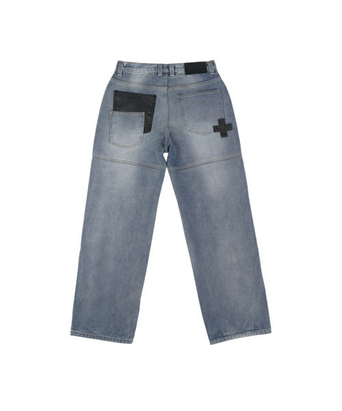 ERTR（イーアールティーアール）の「レザークロスパッチ デニムパンツ ブルー（デニムパンツ・レディース・その他・SMALL/MEDIUM/LARGE）」の2枚目の写真
