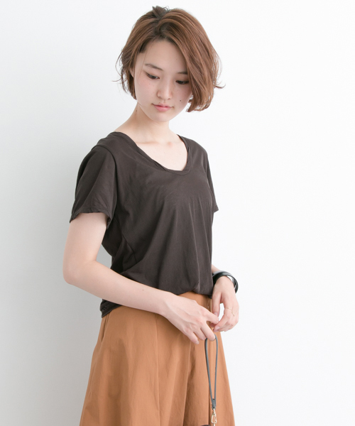 URBAN RESEARCH（アーバンリサーチ）の「UR 強撚ガーゼUネックカットソー（Tシャツ/カットソー・レディース・オフホワイト/キャメル/ダークブラウン/ブラック・FREE）」の4枚目の写真