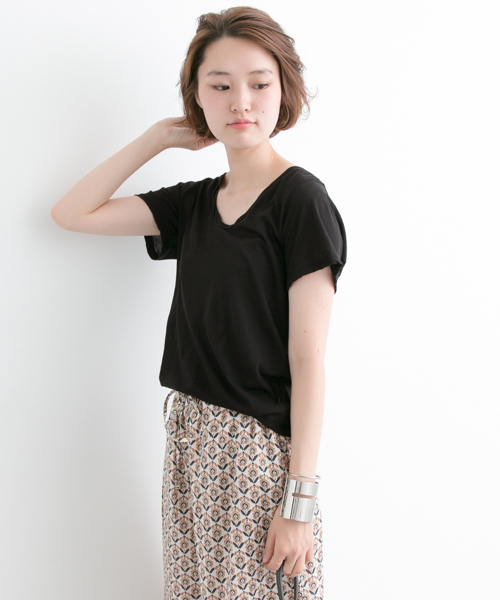 URBAN RESEARCH（アーバンリサーチ）の「UR 強撚ガーゼUネックカットソー（Tシャツ/カットソー・レディース・オフホワイト/キャメル/ダークブラウン/ブラック・FREE）」の3枚目の写真