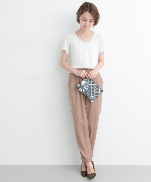 URBAN RESEARCH（アーバンリサーチ）の「UR 強撚ガーゼUネックカットソー（Tシャツ/カットソー・レディース・オフホワイト/キャメル/ダークブラウン/ブラック・FREE）」の5枚目の写真