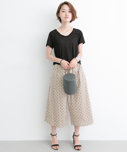 URBAN RESEARCH（アーバンリサーチ）の「UR 強撚ガーゼUネックカットソー（Tシャツ/カットソー・レディース・オフホワイト/キャメル/ダークブラウン/ブラック・FREE）」の6枚目の写真