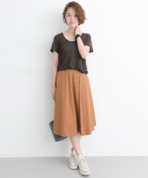 URBAN RESEARCH（アーバンリサーチ）の「UR 強撚ガーゼUネックカットソー（Tシャツ/カットソー・レディース・オフホワイト/キャメル/ダークブラウン/ブラック・FREE）」の7枚目の写真