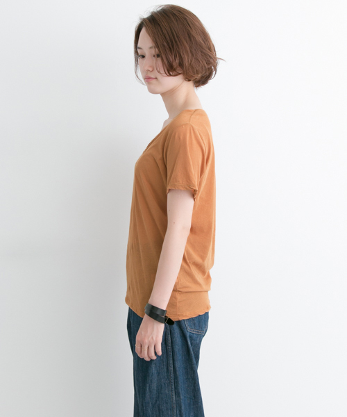 URBAN RESEARCH（アーバンリサーチ）の「UR 強撚ガーゼUネックカットソー（Tシャツ/カットソー・レディース・オフホワイト/キャメル/ダークブラウン/ブラック・FREE）」の12枚目の写真