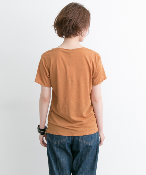 URBAN RESEARCH（アーバンリサーチ）の「UR 強撚ガーゼUネックカットソー（Tシャツ/カットソー・レディース・オフホワイト/キャメル/ダークブラウン/ブラック・FREE）」の13枚目の写真