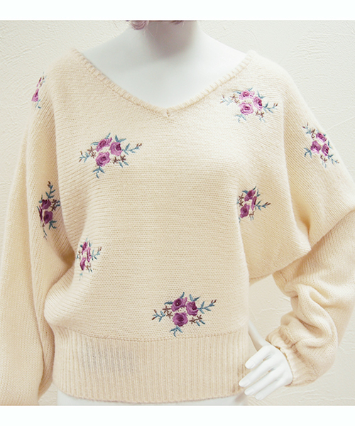 one after another NICE CLAUP（ワンアフターアナザーナイスクラップ）の「Vネック花柄刺繍ニット（ニット/セーター・レディース・アイボリー/ブラック/レッド・FREE）」の13枚目の写真