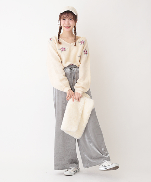 one after another NICE CLAUP（ワンアフターアナザーナイスクラップ）の「Vネック花柄刺繍ニット（ニット/セーター・レディース・アイボリー/ブラック/レッド・FREE）」の8枚目の写真