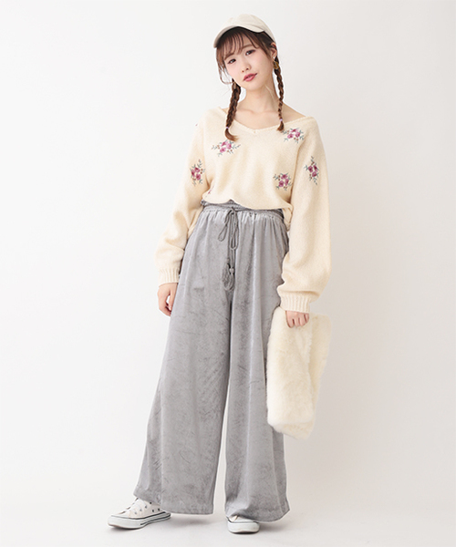 one after another NICE CLAUP（ワンアフターアナザーナイスクラップ）の「Vネック花柄刺繍ニット（ニット/セーター・レディース・アイボリー/ブラック/レッド・FREE）」の9枚目の写真
