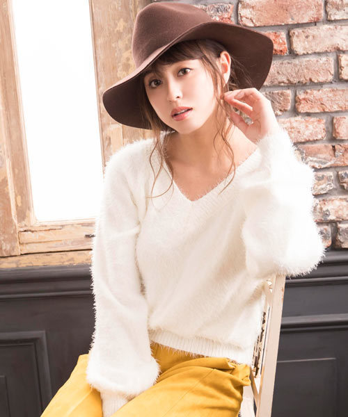 KOBE LETTUCE（コウベレタス）の「着るだけで冬の愛され顔に変身♪Vネックorタートルネック　ショート丈フェザーシャギーニットトップス/レディースセーター/神戸レタス[N1010]（ニット/セーター・レディース・アイボリー/サックスブルー/ピンクベージュ/キャメル/グレー/ブルーグリーン/パープル系その他2/ホワイト系その他2/イエロー系その他2/パープル系その他/イエロー系その他/ピンク系その他/グリーン系その他2/ブルー系その他2/ブルー系その他/ブラック系その他2/ピンク系その他4/ブラック系その他/グリーン系その他/ホワイト系その他/ピンク系その他3/ピンク系その他2・FREE）」の3枚目の写真