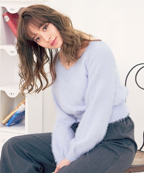 KOBE LETTUCE（コウベレタス）の「着るだけで冬の愛され顔に変身♪Vネックorタートルネック　ショート丈フェザーシャギーニットトップス/レディースセーター/神戸レタス[N1010]（ニット/セーター・レディース・アイボリー/サックスブルー/ピンクベージュ/キャメル/グレー/ブルーグリーン/パープル系その他2/ホワイト系その他2/イエロー系その他2/パープル系その他/イエロー系その他/ピンク系その他/グリーン系その他2/ブルー系その他2/ブルー系その他/ブラック系その他2/ピンク系その他4/ブラック系その他/グリーン系その他/ホワイト系その他/ピンク系その他3/ピンク系その他2・FREE）」の10枚目の写真