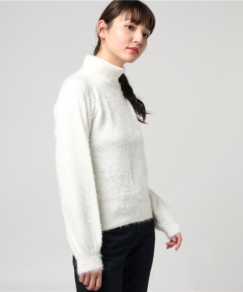 KOBE LETTUCE（コウベレタス）の「着るだけで冬の愛され顔に変身♪Vネックorタートルネック　ショート丈フェザーシャギーニットトップス/レディースセーター/神戸レタス[N1010]（ニット/セーター・レディース・アイボリー/サックスブルー/ピンクベージュ/キャメル/グレー/ブルーグリーン/パープル系その他2/ホワイト系その他2/イエロー系その他2/パープル系その他/イエロー系その他/ピンク系その他/グリーン系その他2/ブルー系その他2/ブルー系その他/ブラック系その他2/ピンク系その他4/ブラック系その他/グリーン系その他/ホワイト系その他/ピンク系その他3/ピンク系その他2・FREE）」の4枚目の写真