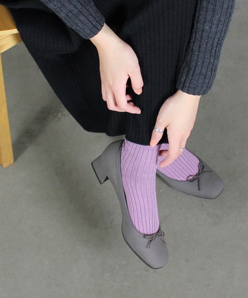 enchanted（エンチャンテッド）の「《晴雨兼用》リボンローヒールレインパンプス（パンプス・レディース・ブルー/ブラック/ピンク/レッド/グレー/ワインレッド/ブラウン/ブラック系その他/チャコールグレー/ダークグレー/ライトブルー/ベージュ/ピンク系その他/ダークブラウン/ダークグリーン/シルバー/アンティークシルバー/サーモンピンク・24.5/22.5/24/23/23.5/25/25.5/22）」の4枚目の写真