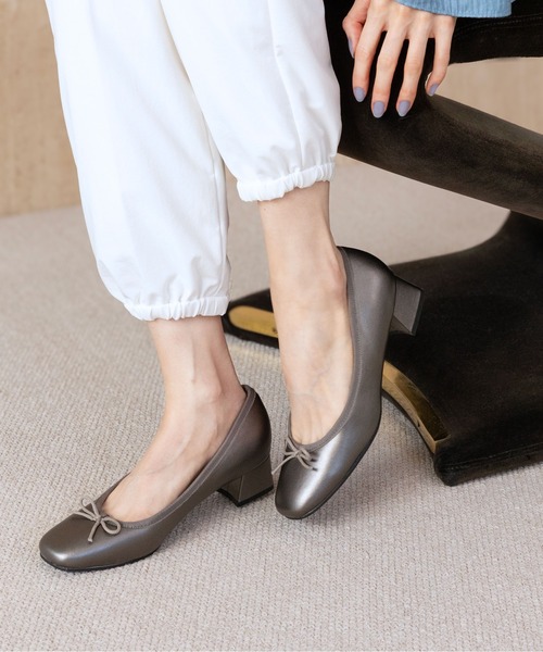 enchanted（エンチャンテッド）の「《晴雨兼用》リボンローヒールレインパンプス（パンプス・レディース・ブルー/ブラック/ピンク/レッド/グレー/ワインレッド/ブラウン/ブラック系その他/チャコールグレー/ダークグレー/ライトブルー/ベージュ/ピンク系その他/ダークブラウン/ダークグリーン/シルバー/アンティークシルバー/サーモンピンク・24.5/22.5/24/23/23.5/25/25.5/22）」の18枚目の写真