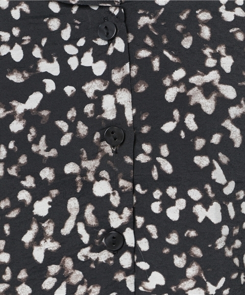 MOUSSY（マウジー）の「DYE FLOWER BLOUSE（シャツ/ブラウス・レディース・ブラック系その他/レッド系その他/ダークネイビー・FREE）」の10枚目の写真