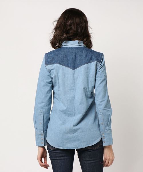 Calvin Klein Jeans（カルヴァンクラインジーンズ）の「ウェスタンデニムシャツ（シャツ/ブラウス・レディース・ブルー・MEDIUM/LARGE/SMALL/X-SMALL）」の2枚目の写真