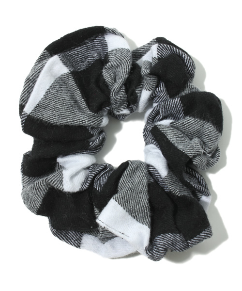 AZUL by moussy（アズールバイマウジー）の「ブロックチェックシュシュ（シュシュ・レディース・ブラック系その他/ブラック×レッド・FREE）」の2枚目の写真