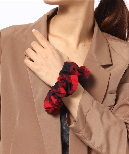 AZUL by moussy（アズールバイマウジー）の「ブロックチェックシュシュ（シュシュ・レディース・ブラック系その他/ブラック×レッド・FREE）」の5枚目の写真