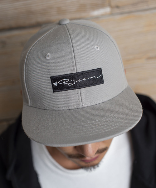 #Re:room（リルーム）の「ボックスロゴ フラットバイザー キャップ（キャップ・メンズ・ホワイト/ブラック/ベージュ/グレー・FREE）」の8枚目の写真