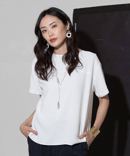 A/C DESIGN BY ALPHA CUBIC（エーシーデザインバイアルファキュービック）の「バックスリットブラウス（シャツ/ブラウス・レディース・モカ/ネイビー/オフホワイト・9号/11号）」の2枚目の写真