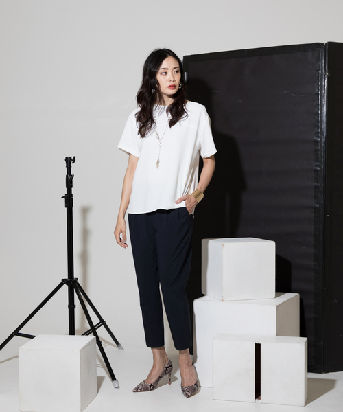 A/C DESIGN BY ALPHA CUBIC（エーシーデザインバイアルファキュービック）の「バックスリットブラウス（シャツ/ブラウス・レディース・モカ/ネイビー/オフホワイト・9号/11号）」の6枚目の写真