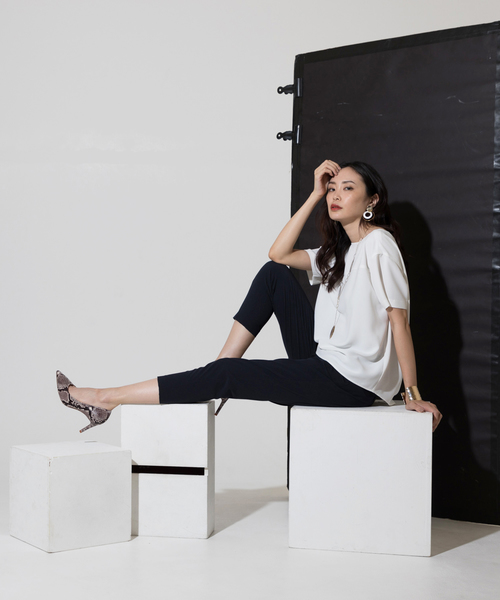 A/C DESIGN BY ALPHA CUBIC（エーシーデザインバイアルファキュービック）の「バックスリットブラウス（シャツ/ブラウス・レディース・モカ/ネイビー/オフホワイト・9号/11号）」の9枚目の写真