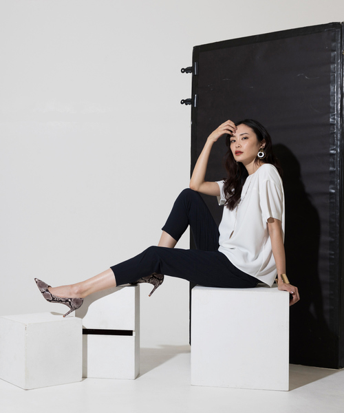 A/C DESIGN BY ALPHA CUBIC（エーシーデザインバイアルファキュービック）の「バックスリットブラウス（シャツ/ブラウス・レディース・モカ/ネイビー/オフホワイト・9号/11号）」の17枚目の写真