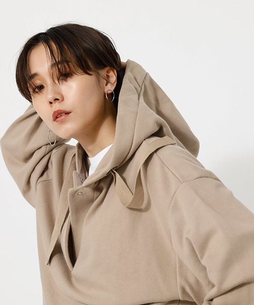 AZUL by moussy(アズールバイマウジー)の「SHORT LOOSE HOODIE/ショートルーズフーディ(パーカー・レディース・ベージュ/オフホワイト・SMALL/MEDIUM)」の11枚目の写真
