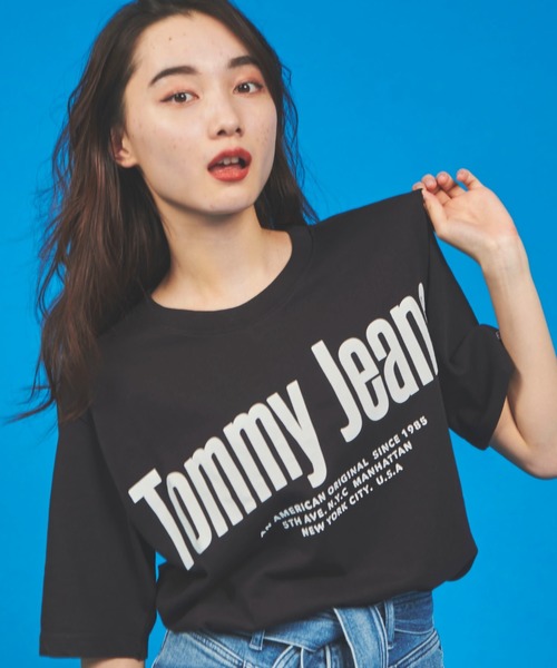 TOMMY JEANS(�g�~�[ �W�[���Y)�̃��S�r�b�O�V���G�b�g�s�V���c(T�V���c/�J�b�g�\�[)