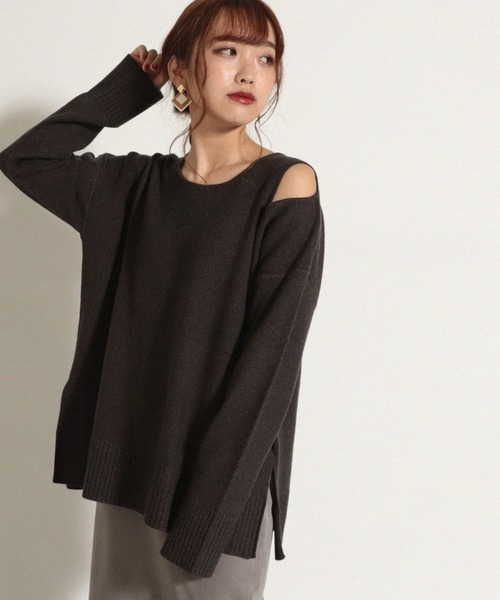 Cheek（チーク）の「ショルダースリットアシメニット（ニット/セーター・レディース・チャコールグレー/モカ/ベージュ・MEDIUM）」の2枚目の写真