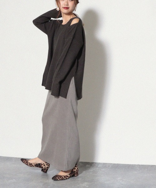 Cheek（チーク）の「ショルダースリットアシメニット（ニット/セーター・レディース・チャコールグレー/モカ/ベージュ・MEDIUM）」の13枚目の写真