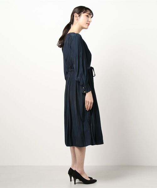 INTERPLANET（インタープラネット）の「パウダーサテンギャザーワンピース（ワンピース・レディース・グレイッシュベージュ/ミント/ネイビー・FREE）」の4枚目の写真