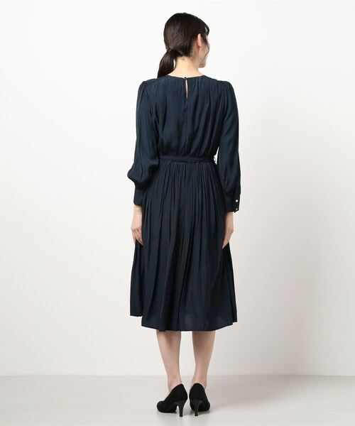 INTERPLANET（インタープラネット）の「パウダーサテンギャザーワンピース（ワンピース・レディース・グレイッシュベージュ/ミント/ネイビー・FREE）」の5枚目の写真