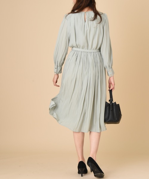 INTERPLANET（インタープラネット）の「パウダーサテンギャザーワンピース（ワンピース・レディース・グレイッシュベージュ/ミント/ネイビー・FREE）」の15枚目の写真