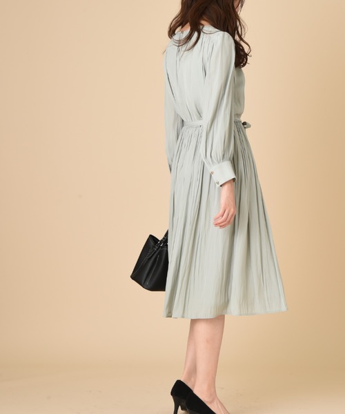 INTERPLANET（インタープラネット）の「パウダーサテンギャザーワンピース（ワンピース・レディース・グレイッシュベージュ/ミント/ネイビー・FREE）」の14枚目の写真