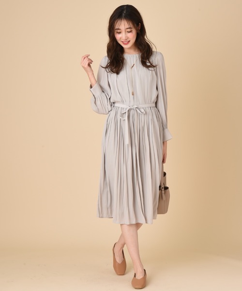 INTERPLANET（インタープラネット）の「パウダーサテンギャザーワンピース（ワンピース・レディース・グレイッシュベージュ/ミント/ネイビー・FREE）」の11枚目の写真