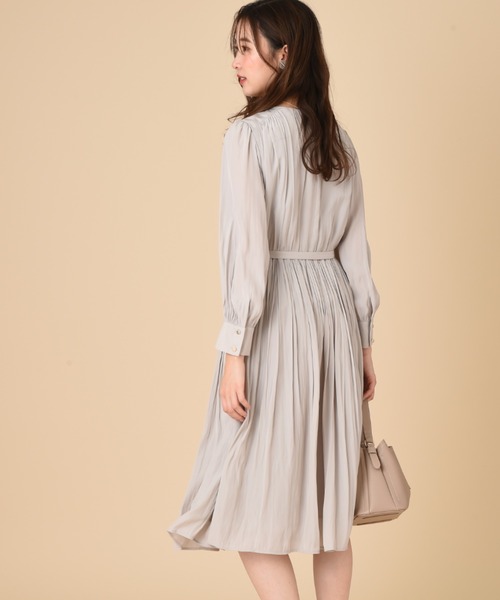 INTERPLANET（インタープラネット）の「パウダーサテンギャザーワンピース（ワンピース・レディース・グレイッシュベージュ/ミント/ネイビー・FREE）」の9枚目の写真