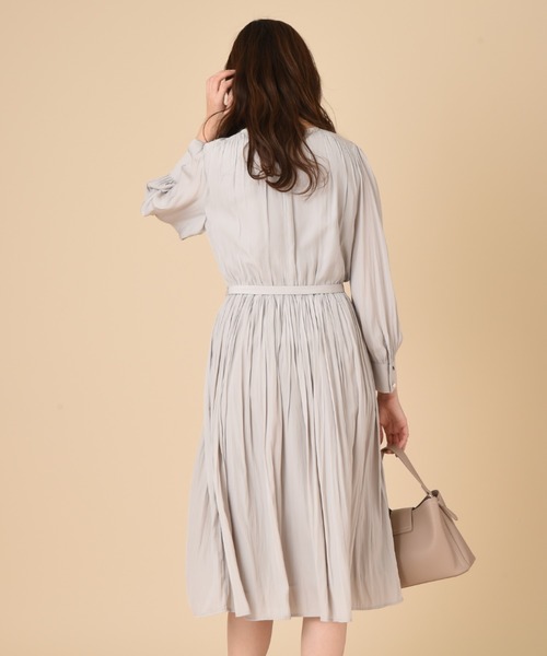 INTERPLANET（インタープラネット）の「パウダーサテンギャザーワンピース（ワンピース・レディース・グレイッシュベージュ/ミント/ネイビー・FREE）」の8枚目の写真