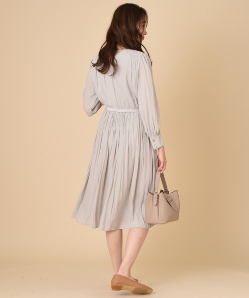 INTERPLANET（インタープラネット）の「パウダーサテンギャザーワンピース（ワンピース・レディース・グレイッシュベージュ/ミント/ネイビー・FREE）」の7枚目の写真