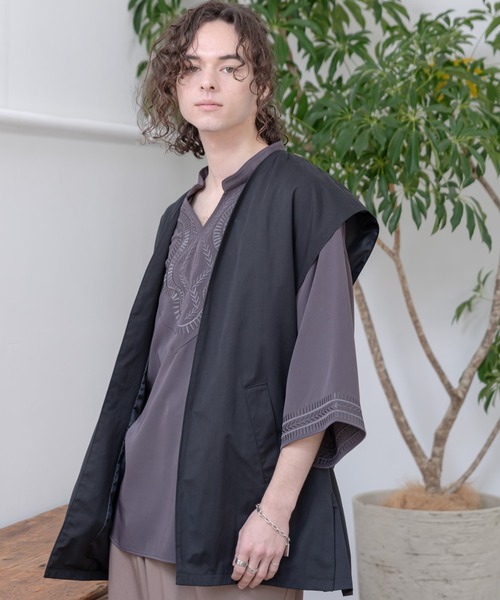 CASPER JOHN（キャスパージョン）の「Side Slit Semi-long Vest/サイドスリットセミロングベスト（ベスト・メンズ・ブラック/モカ・SMALL/MEDIUM）」の2枚目の写真
