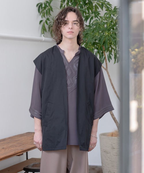 CASPER JOHN（キャスパージョン）の「Side Slit Semi-long Vest/サイドスリットセミロングベスト（ベスト・メンズ・ブラック/モカ・SMALL/MEDIUM）」の3枚目の写真