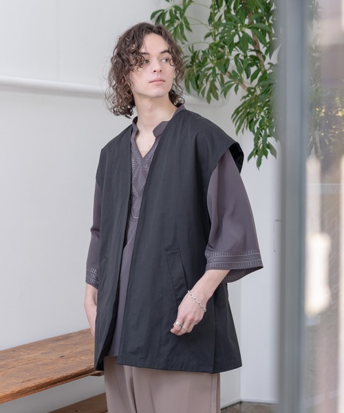 CASPER JOHN（キャスパージョン）の「Side Slit Semi-long Vest/サイドスリットセミロングベスト（ベスト・メンズ・ブラック/モカ・SMALL/MEDIUM）」の12枚目の写真