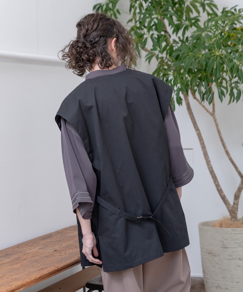 CASPER JOHN（キャスパージョン）の「Side Slit Semi-long Vest/サイドスリットセミロングベスト（ベスト・メンズ・ブラック/モカ・SMALL/MEDIUM）」の9枚目の写真