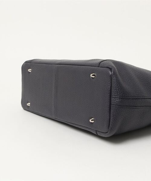 MEN'S BIGI（メンズビギ）の「メンズビギオリジナルデザイン　撥水レザートートバッグ（トートバッグ・メンズ・ベージュ/ネイビー・FREE）」の9枚目の写真