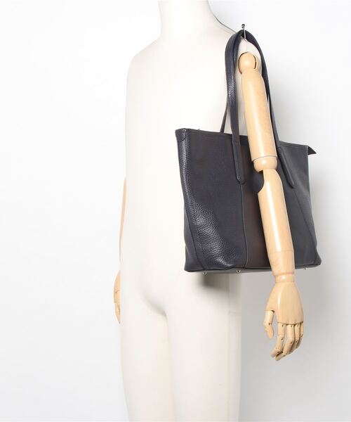 MEN'S BIGI（メンズビギ）の「メンズビギオリジナルデザイン　撥水レザートートバッグ（トートバッグ・メンズ・ベージュ/ネイビー・FREE）」の14枚目の写真