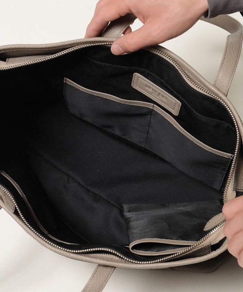 MEN'S BIGI（メンズビギ）の「メンズビギオリジナルデザイン　撥水レザートートバッグ（トートバッグ・メンズ・ベージュ/ネイビー・FREE）」の13枚目の写真