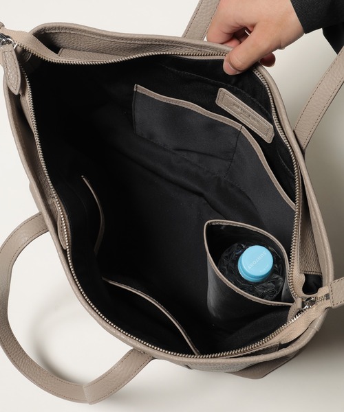 MEN'S BIGI（メンズビギ）の「メンズビギオリジナルデザイン　撥水レザートートバッグ（トートバッグ・メンズ・ベージュ/ネイビー・FREE）」の11枚目の写真